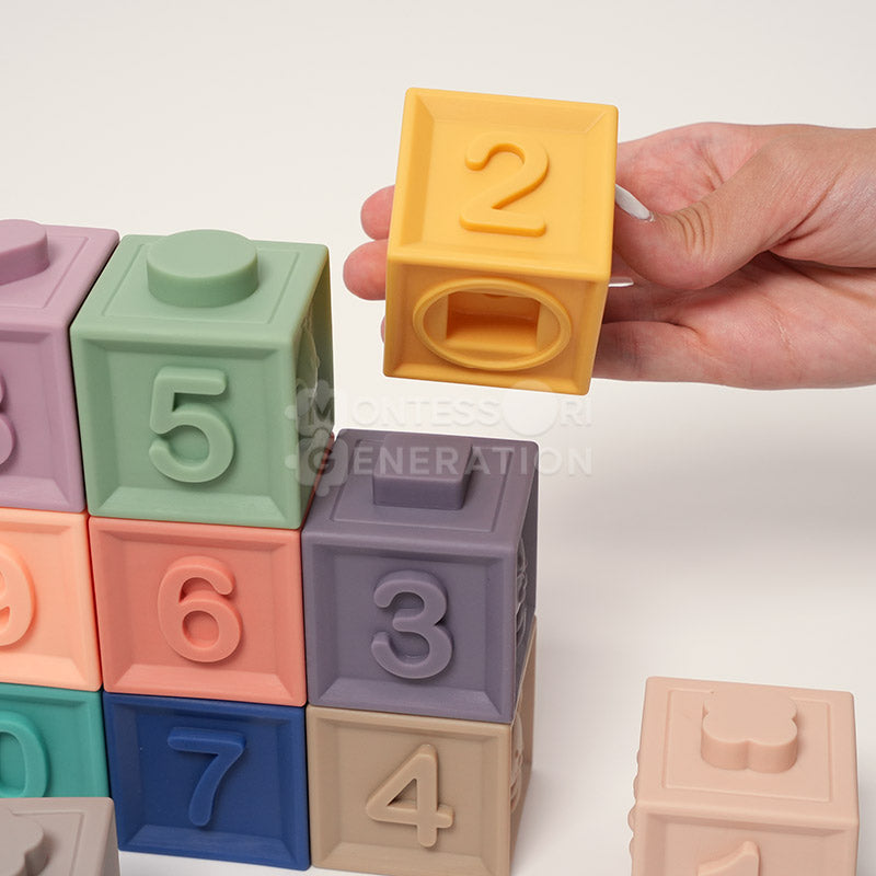 12 cubes souples en silicone qui couinent