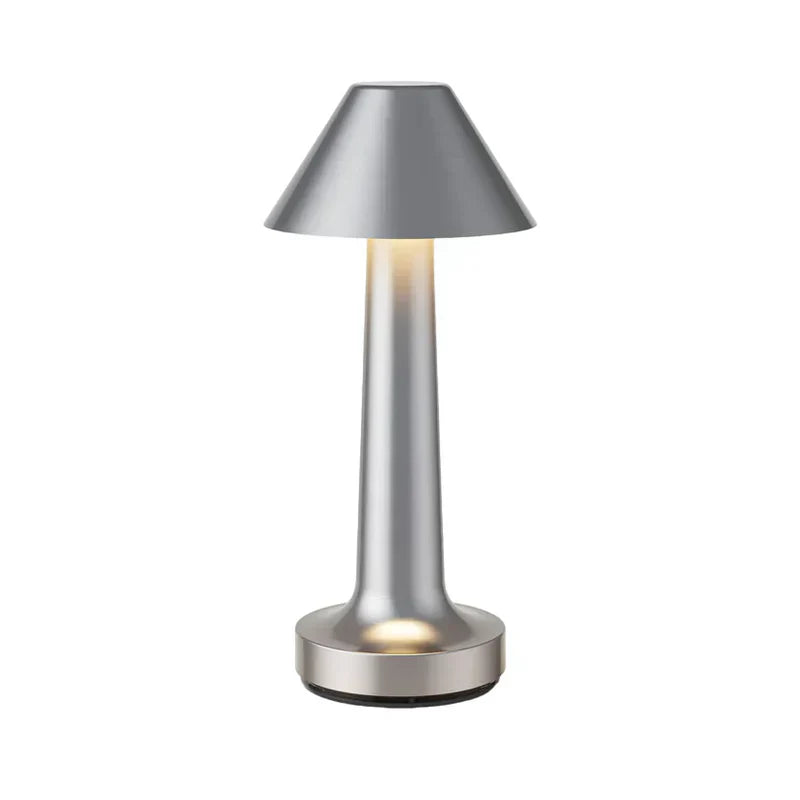 Apparence moderne et industrielle de la lampe Epure conique en argent.