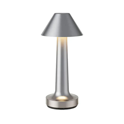 Apparence moderne et industrielle de la lampe Epure conique en argent.