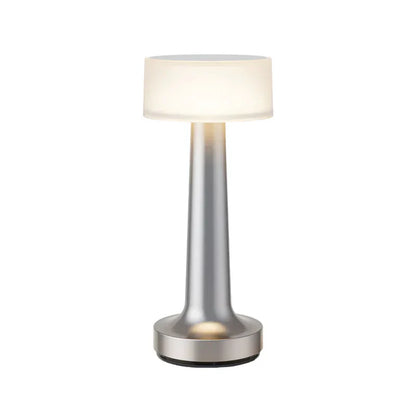 Diffusion lumineuse de la lampe Epure argentée idéale pour les restaurants.