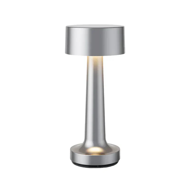 Lampe de table rechargeable Epure en argent chromé avec profil plat.