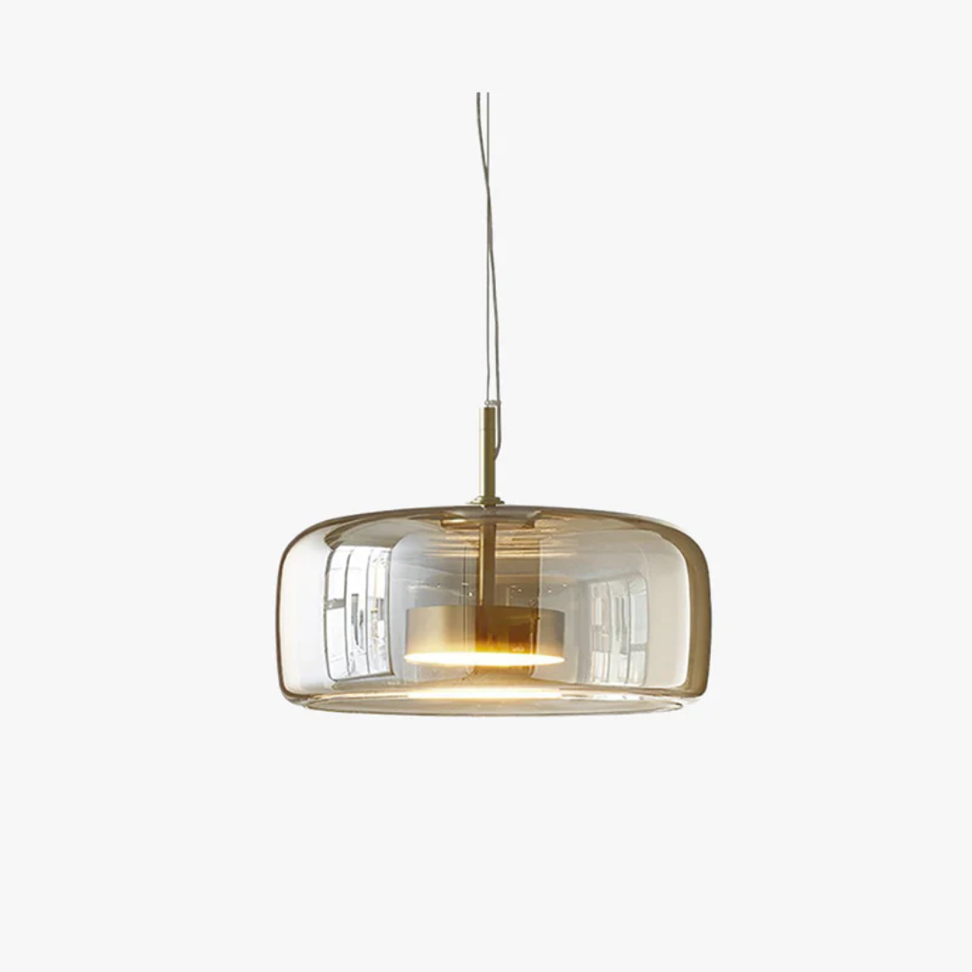 Vue studio de la suspension Éclat en verre ambré avec détails dorés et éclairage LED intégré.
