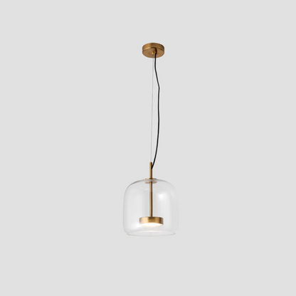 Design minimaliste de la suspension Éclat en verre transparent avec monture dorée sur fond neutre.