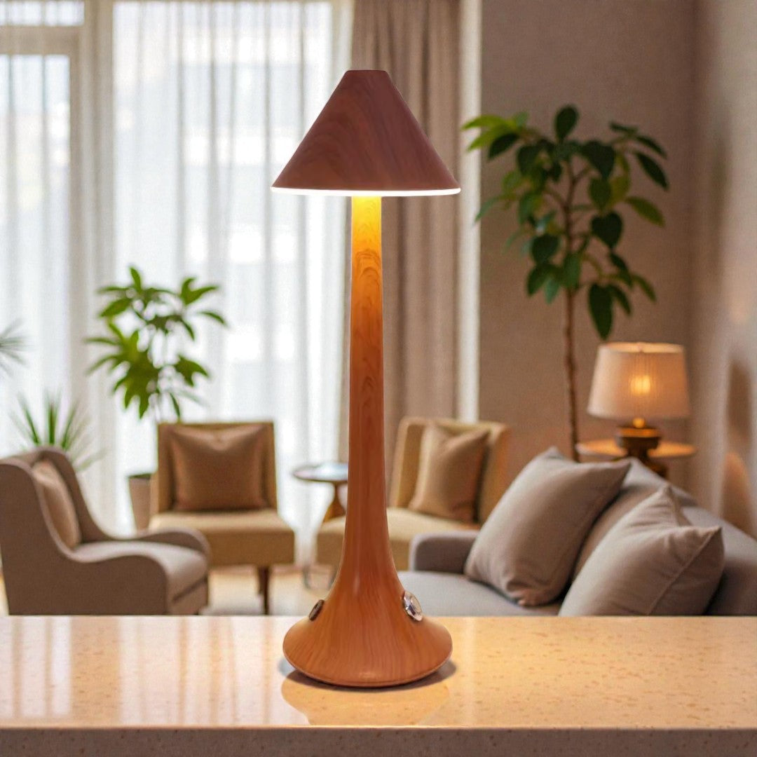 Veilleuse design Sharina en bois installée dans un coin de lecture chaleureux avec une plante.